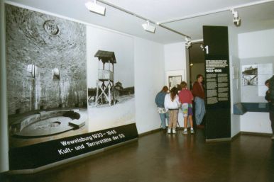 Das Foyer der früheren Dokumentation- und Gedenkstätte „Wewelsburg 1933 – 1945. Kult- und Terrorstätte der SS“  ©Archiv Kreismuseum Wewelsburg